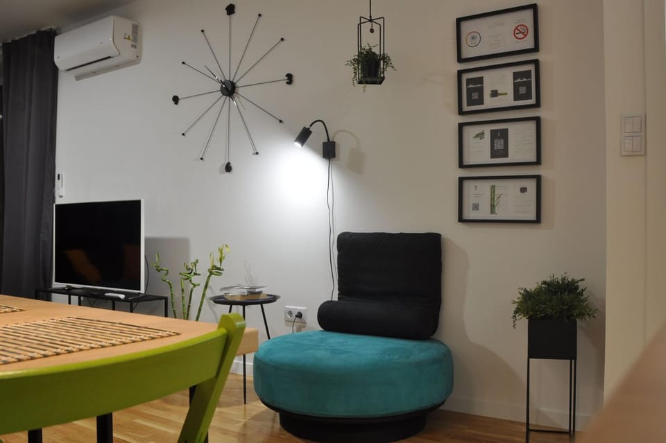 TV and multimedia, Living room, Seating area, air conditioner