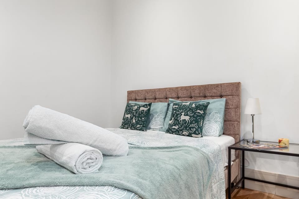 Bed, Bedroom, towels