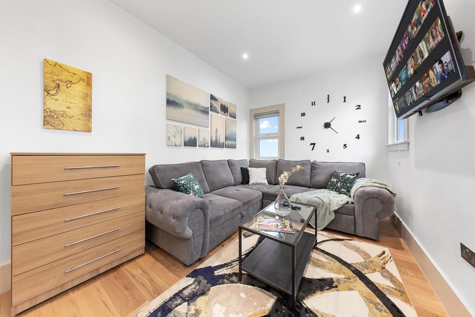 Communal lounge/ TV room, TV and multimedia, Living room, Seating area