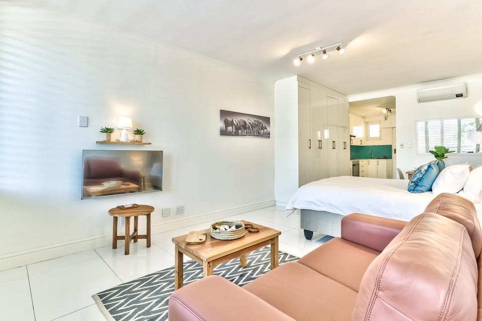 Bed, TV and multimedia, Living room, Seating area, Bedroom