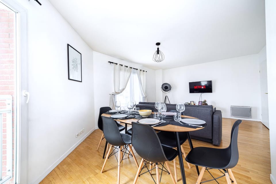 TV and multimedia, Living room, Seating area, Dining area