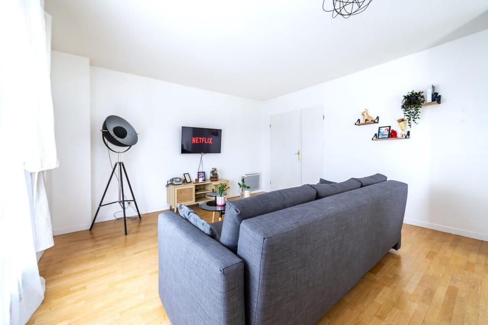 Communal lounge/ TV room, TV and multimedia, Living room, Seating area, Evening entertainment