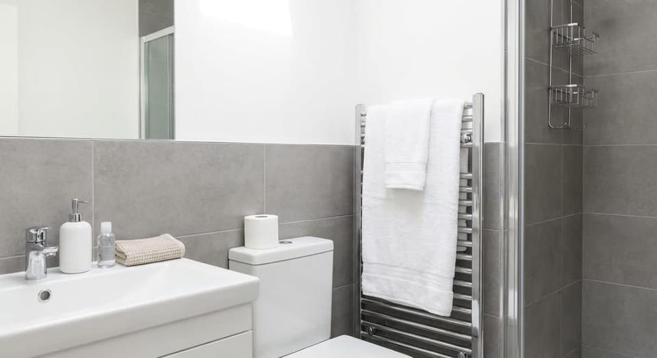 StayZeni, Alexandra Rise Manchester Lovely 1 Bed Apartment in Stretford