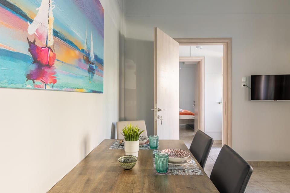 TV and multimedia, Living room, Seating area, Dining area