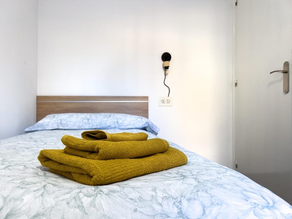 Bed, Bedroom, towels