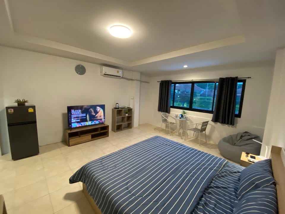 Bed, TV and multimedia, Photo of the whole room, Seating area, air conditioner