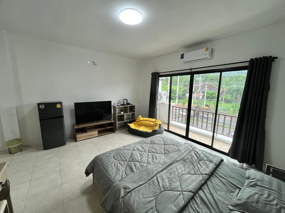 Bed, TV and multimedia, Photo of the whole room, Dining area, Bedroom, air conditioner
