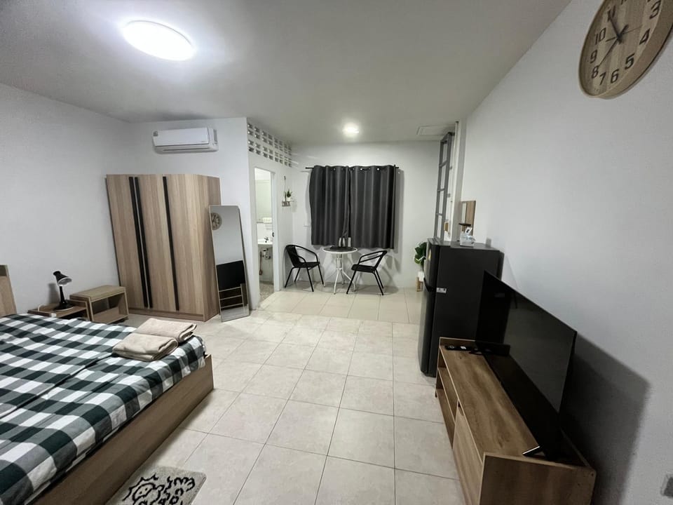 Photo of the whole room, Seating area, air conditioner