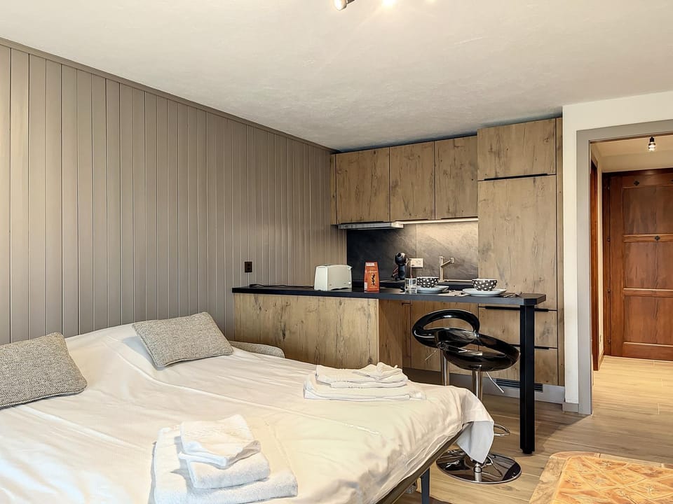Bed, Kitchen or kitchenette