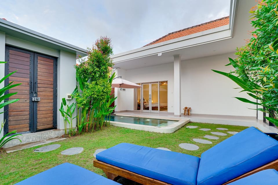 Patio, Day, Garden, Seating area, Garden view, sunbed