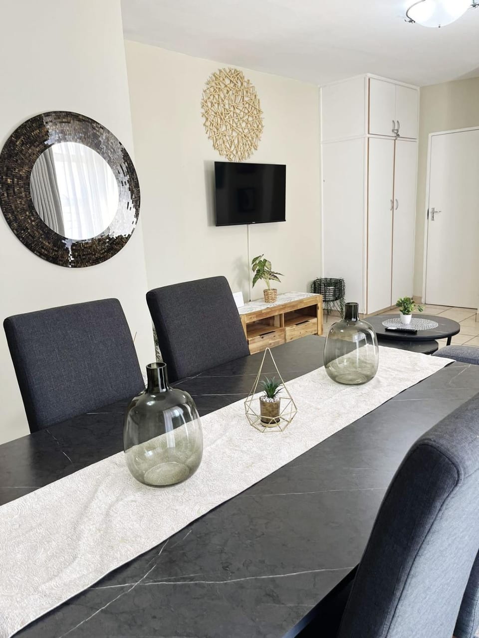 Exclusive Stays @ Rea's Oceanic Hotels Apartment in Durban