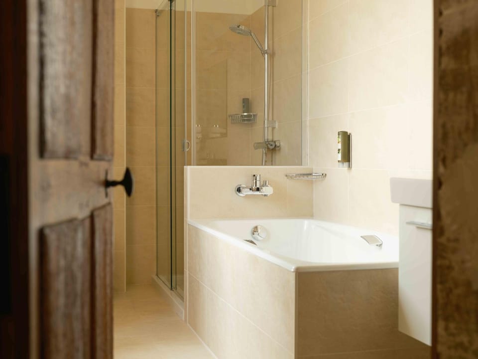 Shower, Toilet, Bathroom, Bath, towels