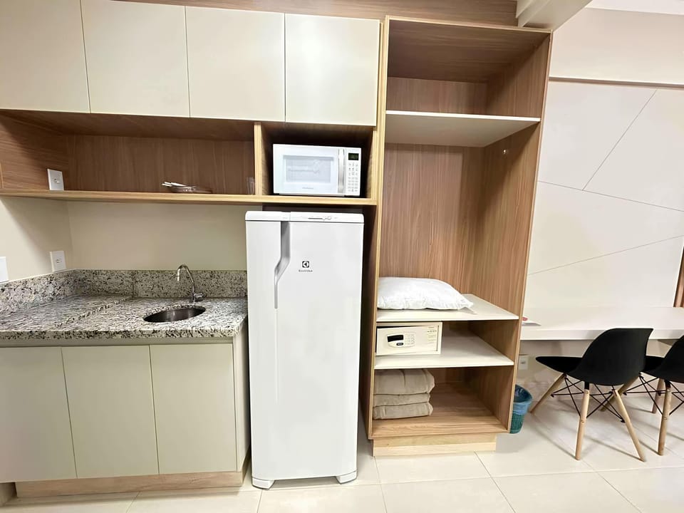 Kitchen or kitchenette, minibar