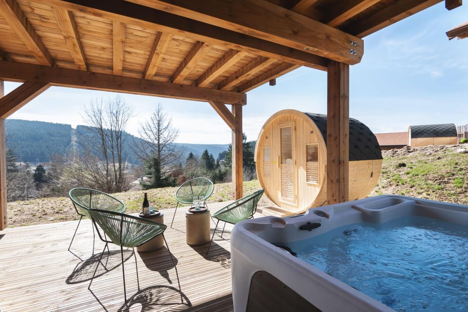 Patio, Natural landscape, Activities, Hot Tub, Sauna, Skiing, Mountain view, Seasons