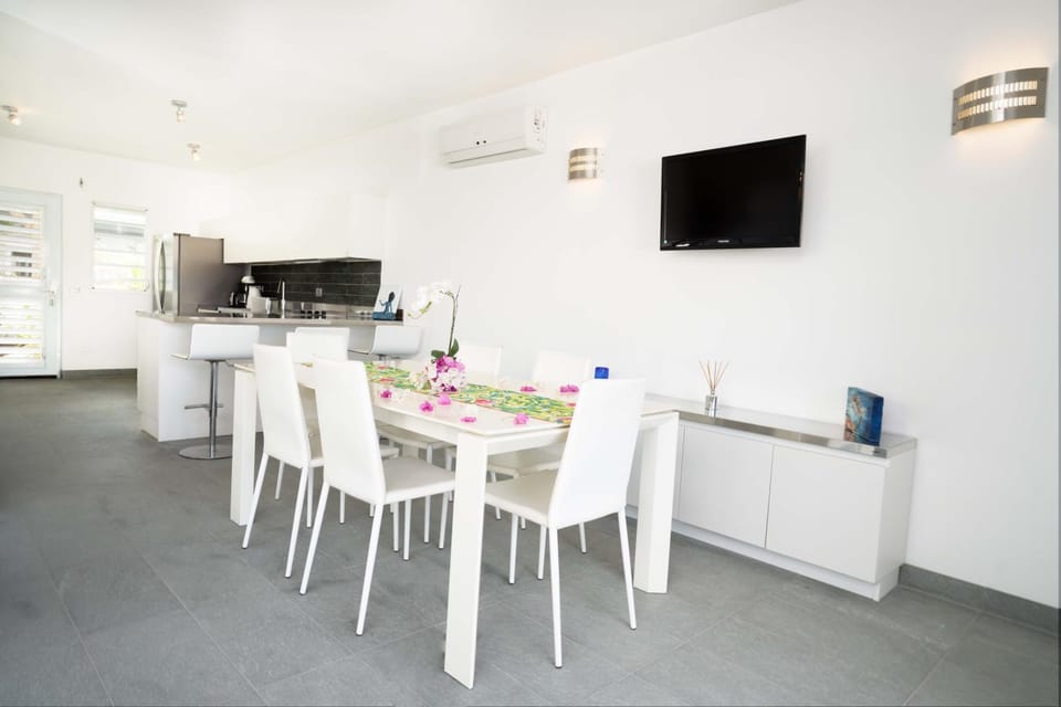 TV and multimedia, Kitchen or kitchenette, Living room, Dining area, Diving