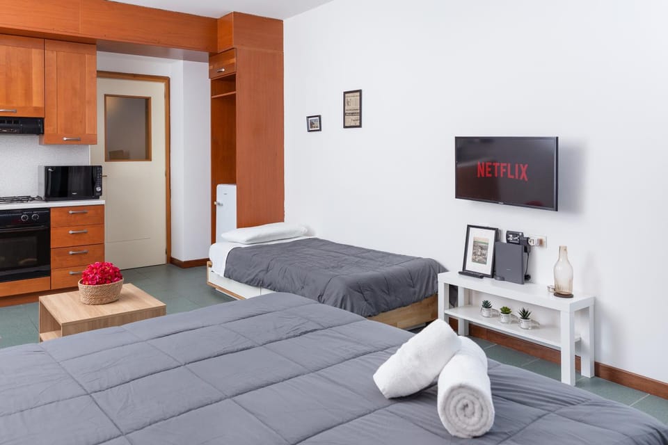 Bed, TV and multimedia, Bedroom, towels