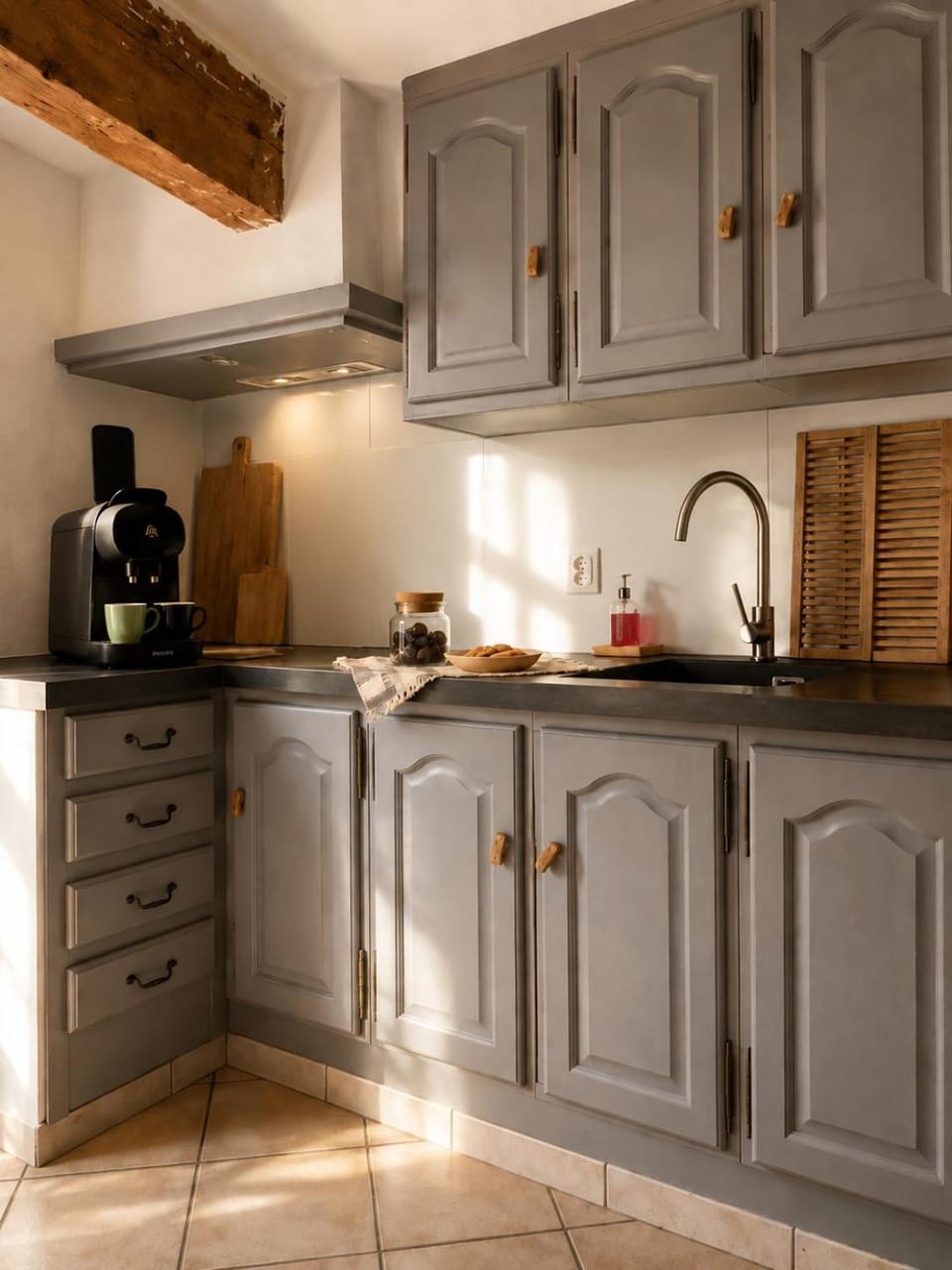 Coffee/tea facilities, Kitchen or kitchenette, stove