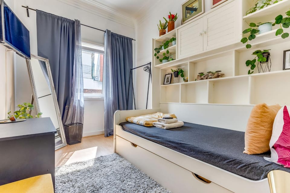 Bed, TV and multimedia, Bedroom, towels, wardrobe
