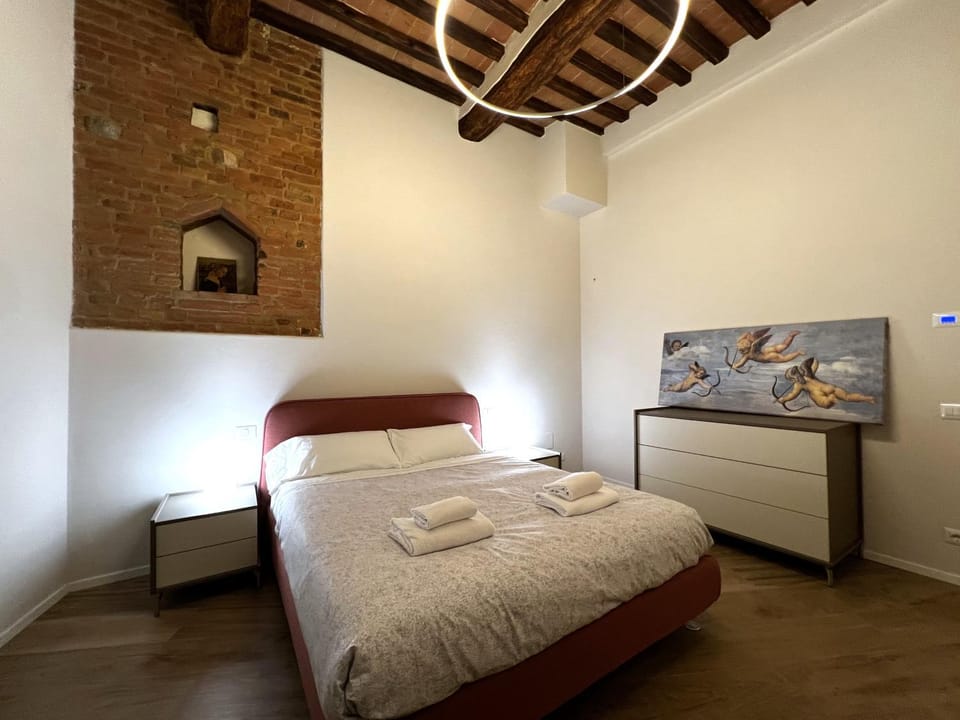 Bed, TV and multimedia, Photo of the whole room, Bedroom, towels