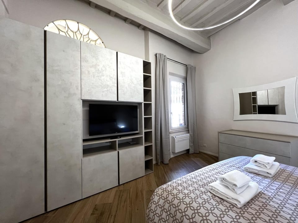 Bed, TV and multimedia, Photo of the whole room, Bedroom, towels, wardrobe
