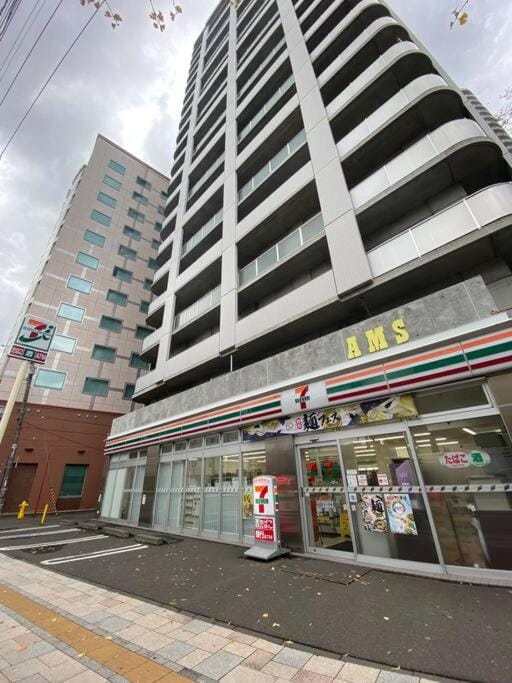 今年新規OP 最大9人 すすきのエリア 札幌観光に抜群の立地 空港直通バス停すぐ 高速Wi-Fi完備 Apartment in Sapporo