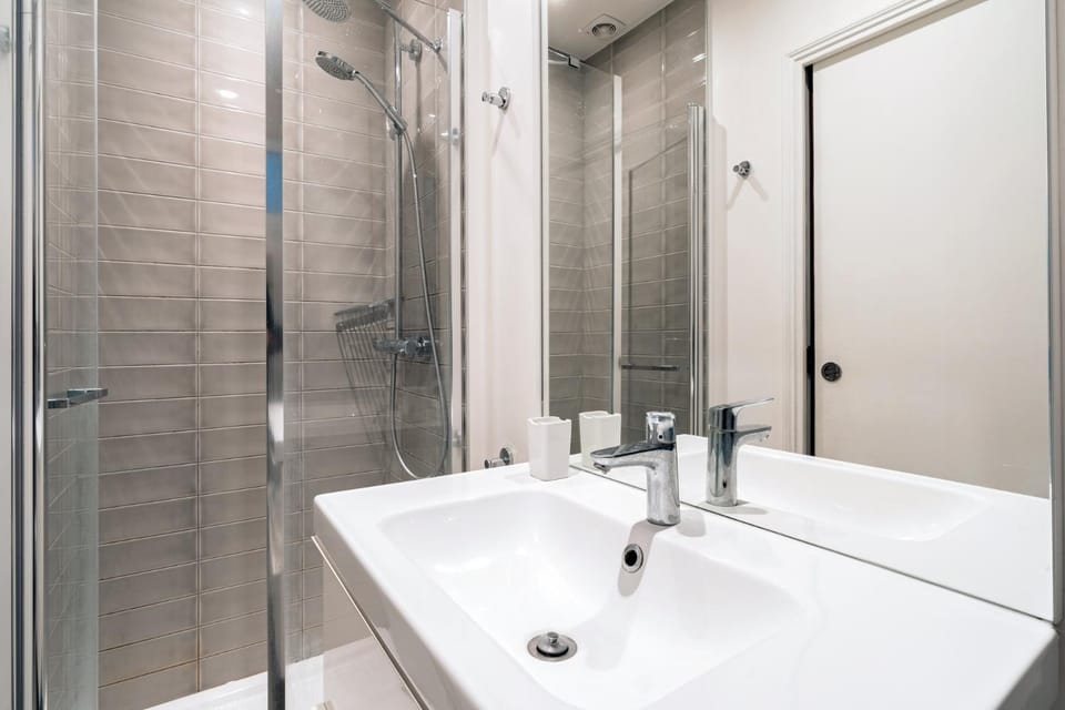 Charming 1BD Apartment w intimate Patio Jaurès ! Apartment in Paris