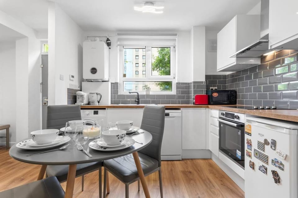Coffee/tea facilities, Kitchen or kitchenette, Dining area, dishwasher, oven, stove, toaster