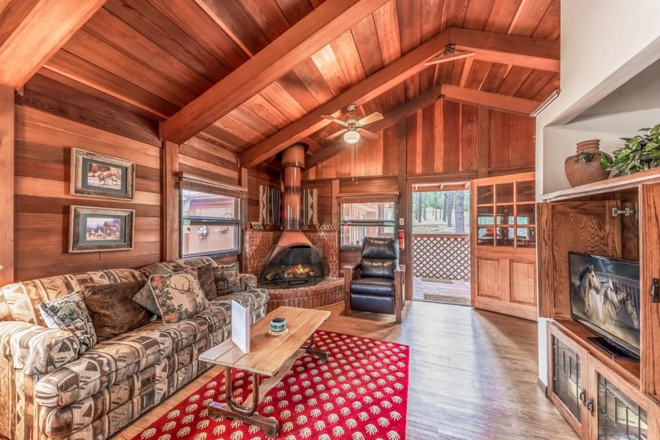 Deer Meadows: Adorable, Centrally Located Ruidoso Cabin with Private Hot Tub! Cabin in Ruidoso