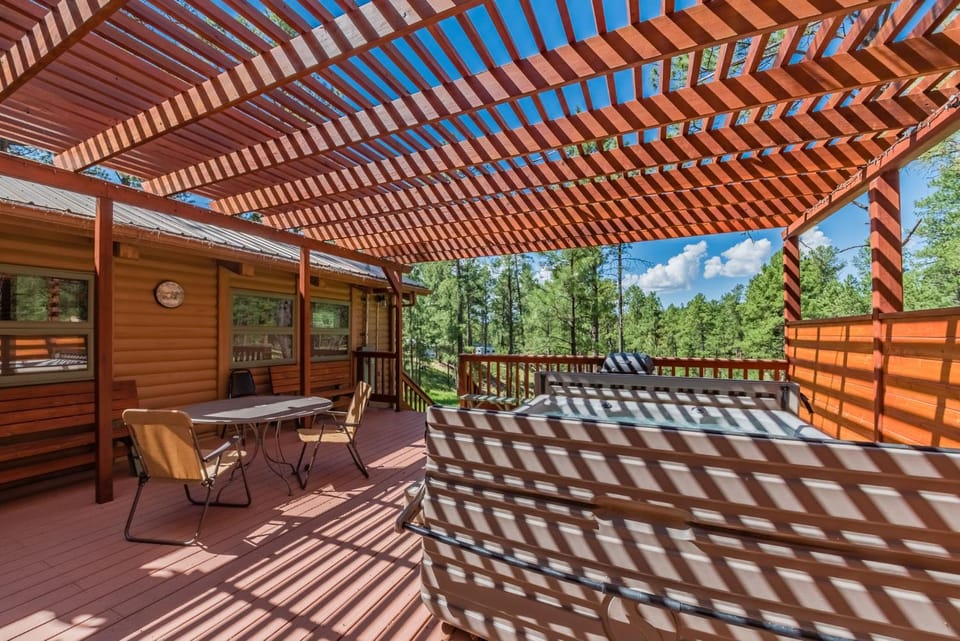 Deer Meadows: Adorable, Centrally Located Ruidoso Cabin with Private Hot Tub! Cabin in Ruidoso