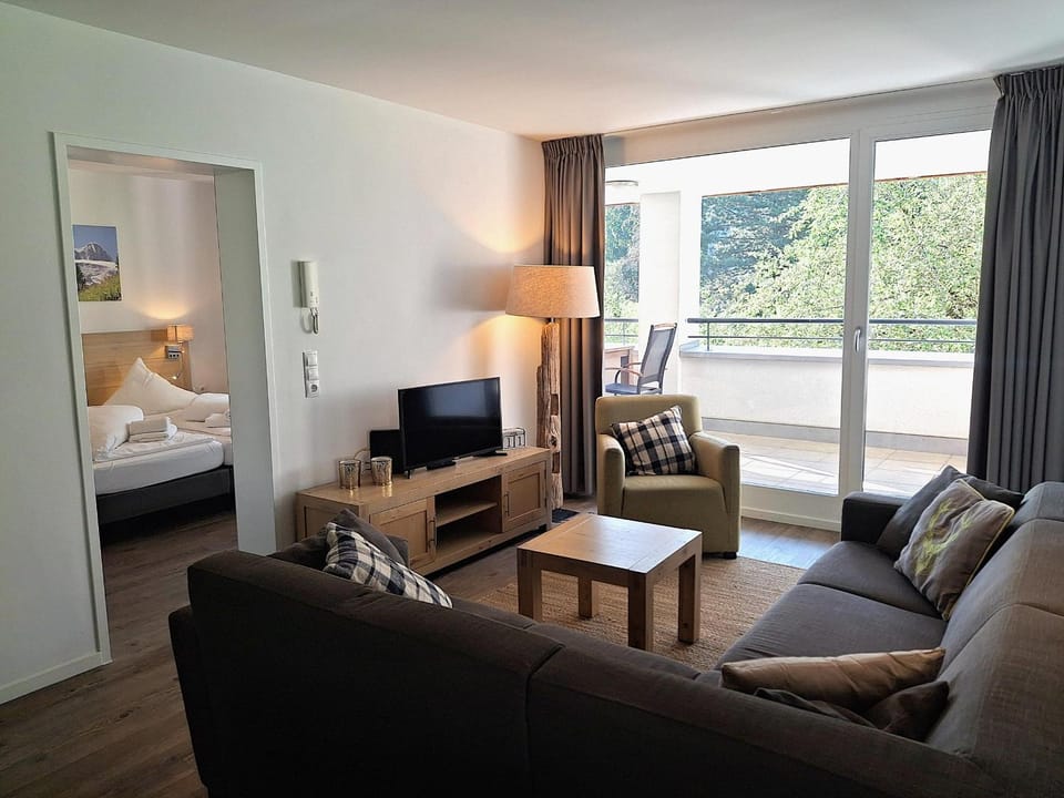 TV and multimedia, View (from property/room), Balcony/Terrace, Living room, Garden view, Mountain view