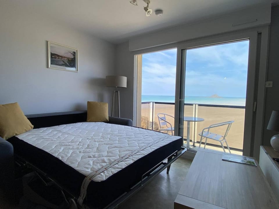 Bed, Sea view