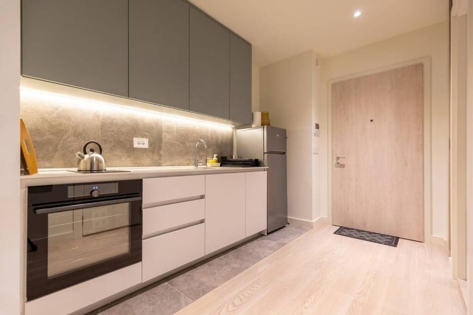 Kitchen or kitchenette, dishwasher, stove