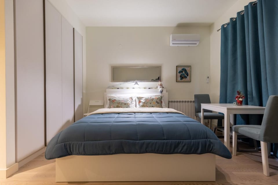 Bed, Living room, Seating area, Dining area, Bedroom, wardrobe