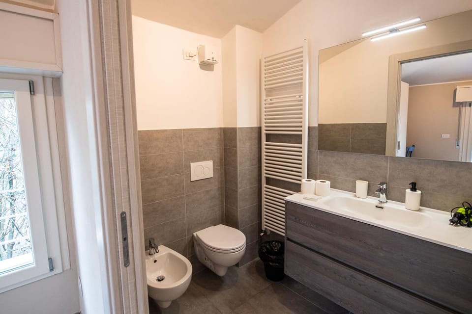 Shower, Toilet, Bathroom, bidet, towels