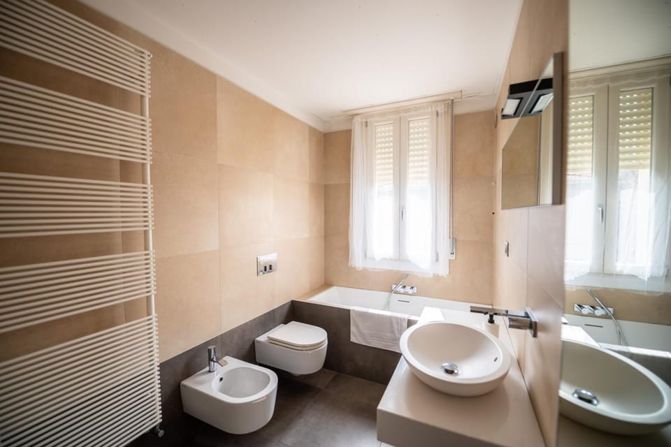 Shower, Toilet, Bathroom, Bath, bidet, towels