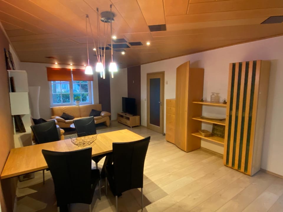 TV and multimedia, Living room, Seating area, Dining area