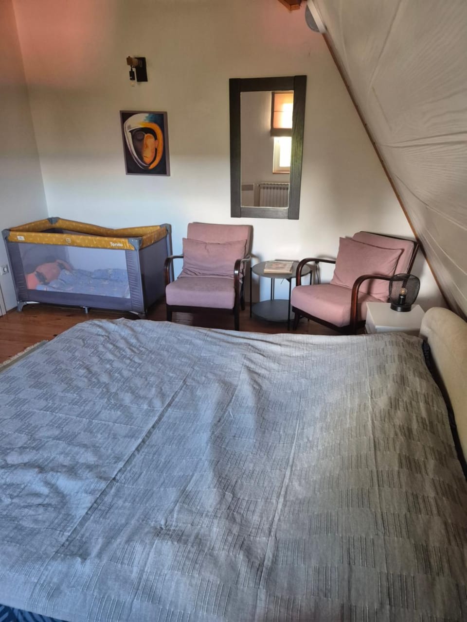 Bed, Photo of the whole room, Seating area, Bedroom