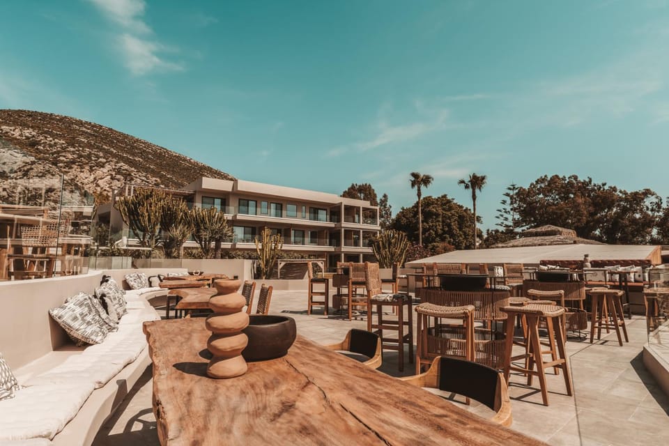 Restaurant/places to eat, Day, Natural landscape, Living room, Banquet/Function facilities, Evening entertainment, Mountain view