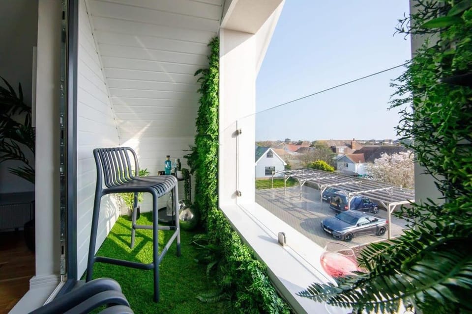 Luxury Penthouse ~ Super King Bed 5 min to Beach Apartment in West Wittering