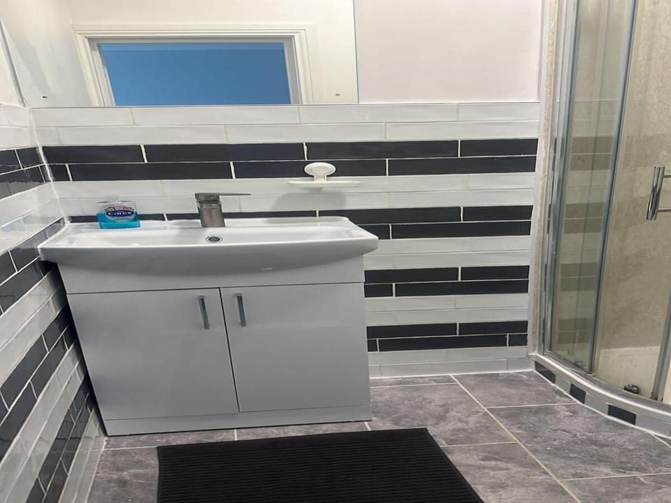 Apt - Sleeps 2 - Pets Ok - Acton Park & Stn Close Apartment in London Borough of Ealing