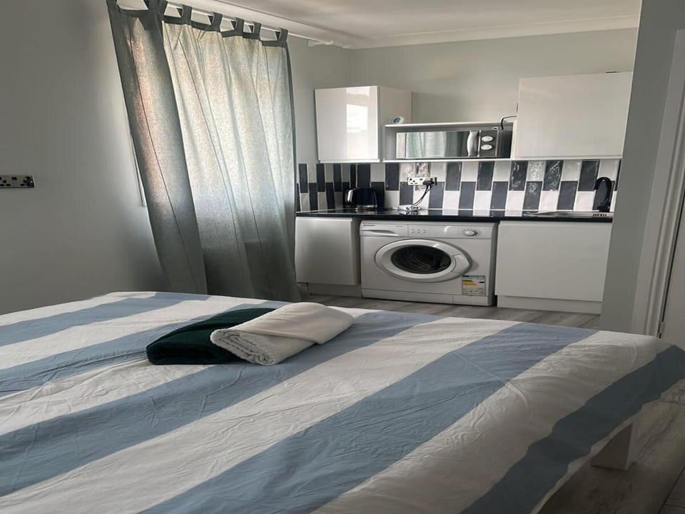 Apt - Sleeps 2 - Pets Ok - Acton Park & Stn Close Apartment in London Borough of Ealing