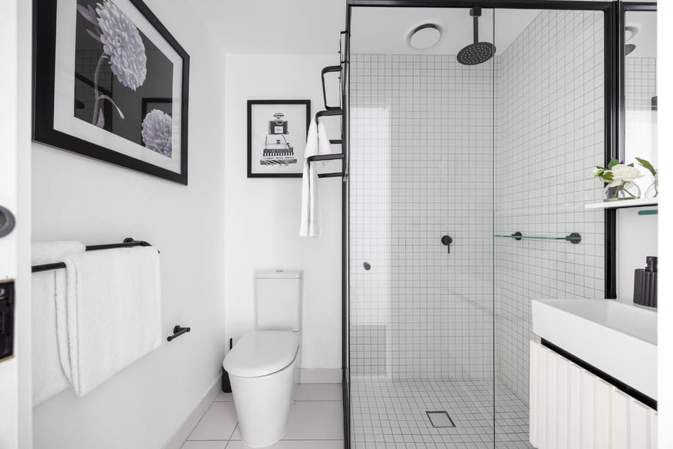 Shower, Toilet, Bathroom, towels