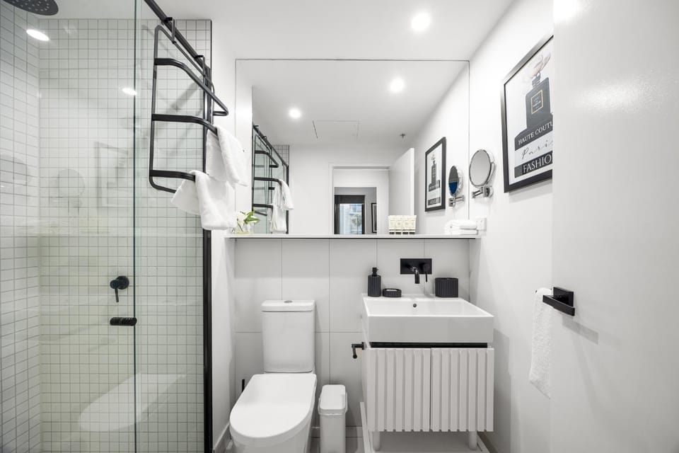 Shower, Toilet, Bathroom, towels