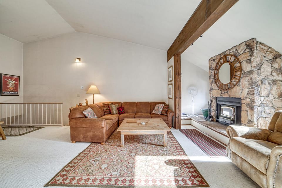 Mammoth Lakes Condo: Walk to Village & Gondola! House in Mammoth Lakes