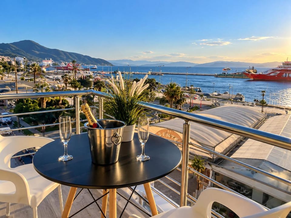 Day, Natural landscape, View (from property/room), Balcony/Terrace, Dining area, Sea view