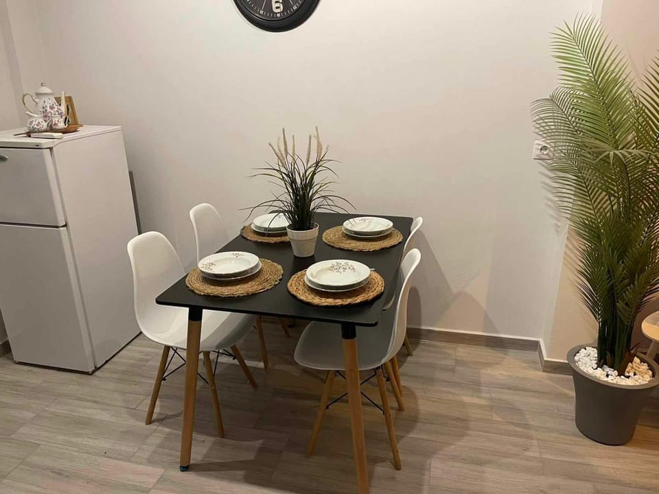 Kitchen or kitchenette, Food and drinks, Dining area, Food