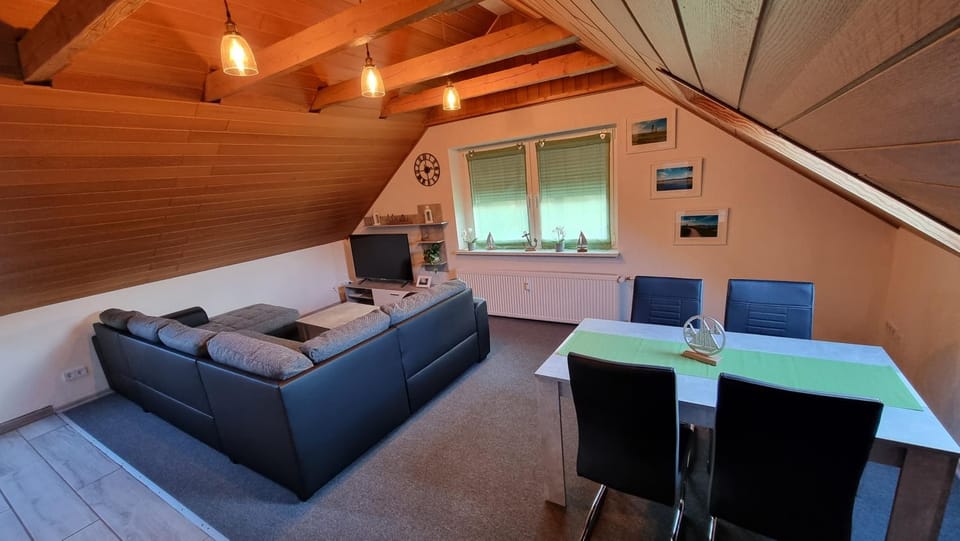 TV and multimedia, Living room, Seating area, Dining area