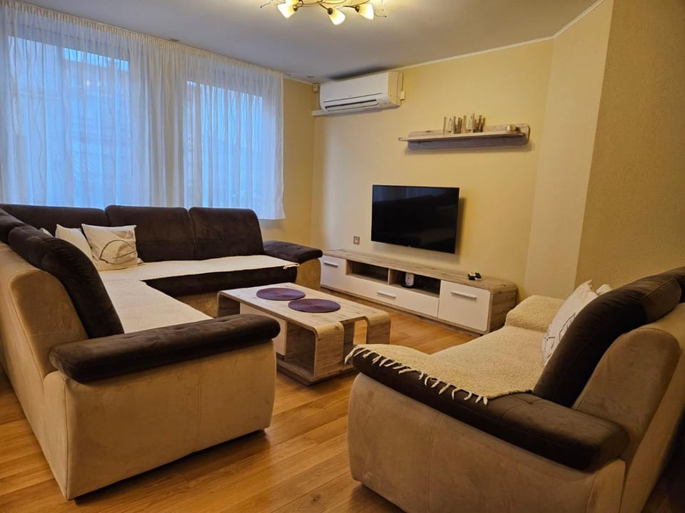Communal lounge/ TV room, TV and multimedia, Living room, Seating area, air conditioner