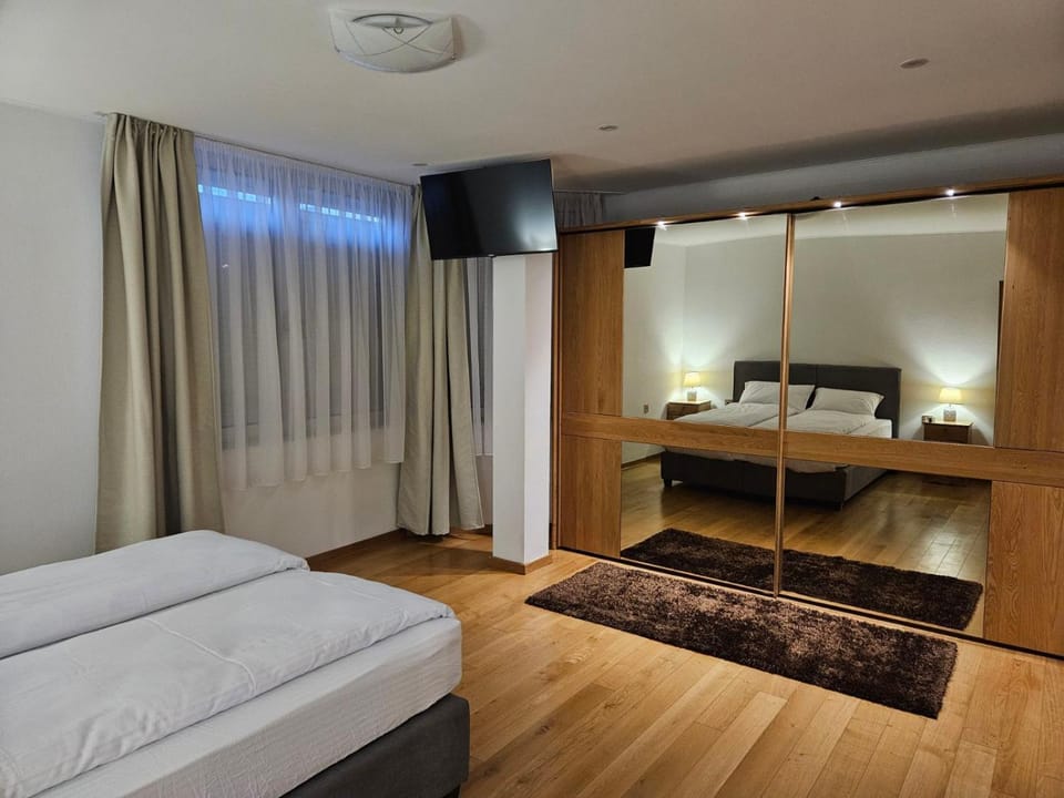 TV and multimedia, Photo of the whole room, Bedroom, wardrobe
