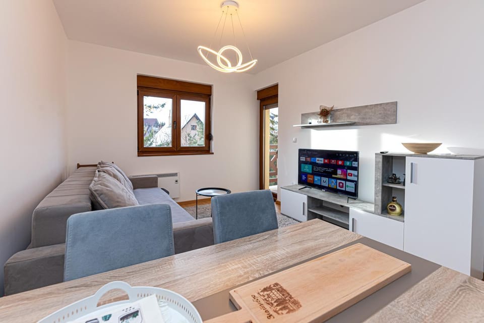 TV and multimedia, Living room, Seating area, Dining area